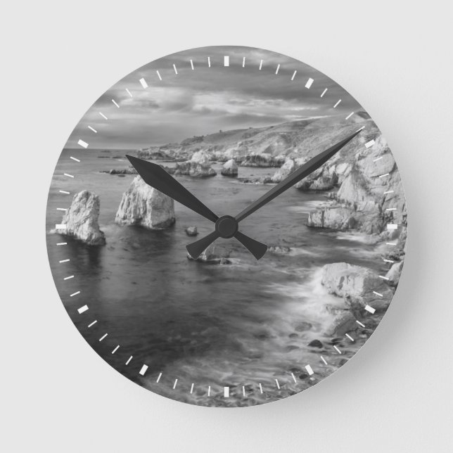 B&W Beach Coast, Kalifornien Runde Wanduhr (Vorderseite)