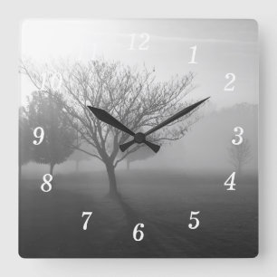 B&W Foggy Morgensonnenmauer Uhr