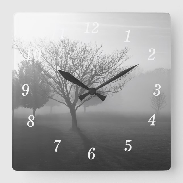 B&W Foggy Morgensonnenmauer Uhr (Vorderseite)