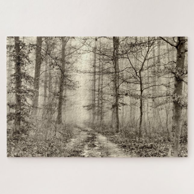 B&W Forest mit Nebel hinter den Bäumen Puzzle (Horizontal)