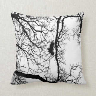 B&W Foto-Vogel, der #2 fliegt Kissen