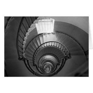 B&W gewundenes Leuchtturmtreppenhaus