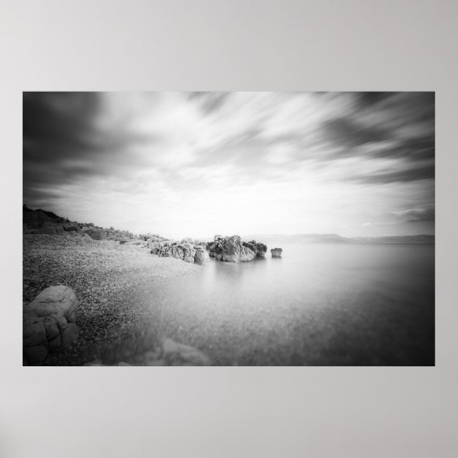 B&W lange Exposition eines Strandes in Rabac, Kroa Poster (Vorne)