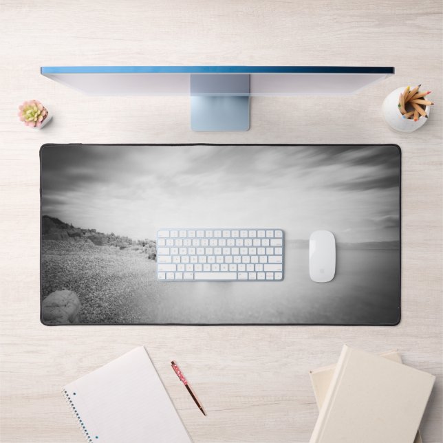 B&W lange Exposition eines Strandes in Rabac, Kroa Schreibtischunterlage (Büro 1)