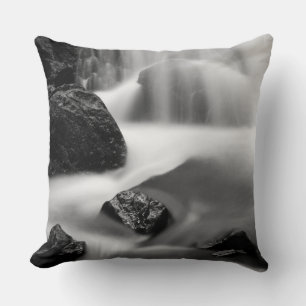 B&W Wasserfall, Kalifornien Kissen