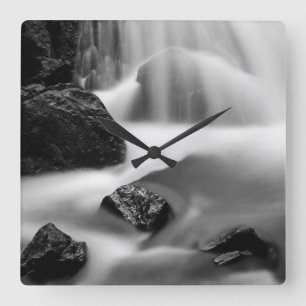 B&W Wasserfall, Kalifornien Quadratische Wanduhr