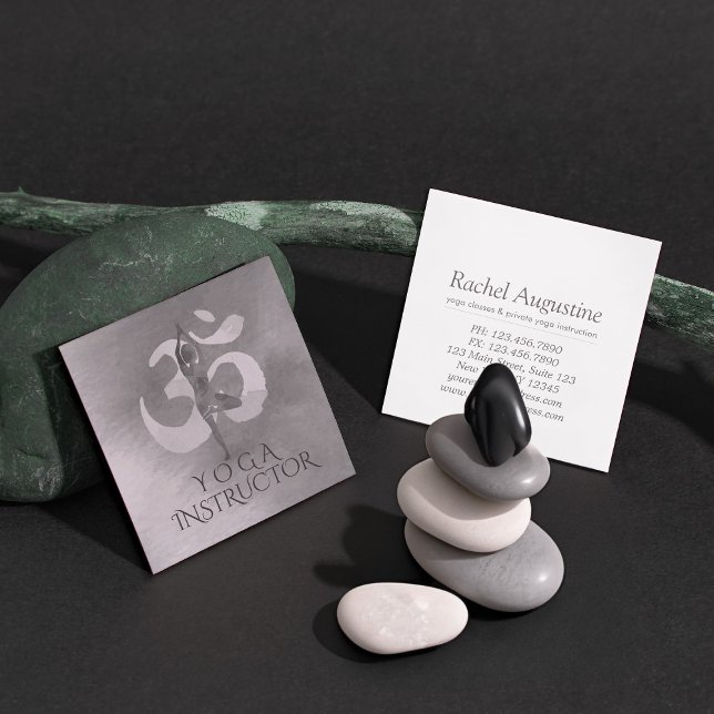 B&W Yoga Instructor Meditation Tree Pose Om Symbol Quadratische Visitenkarte (Von Creator hochgeladen)