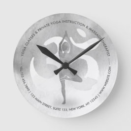 B&W Yoga Instructor Meditation Tree Pose Om Symbol Runde Wanduhr