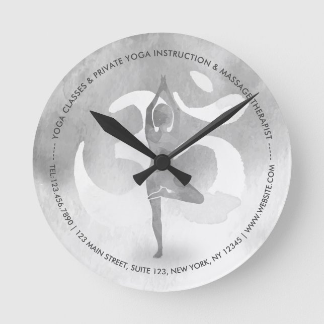 B&W Yoga Instructor Meditation Tree Pose Om Symbol Runde Wanduhr (Vorderseite)