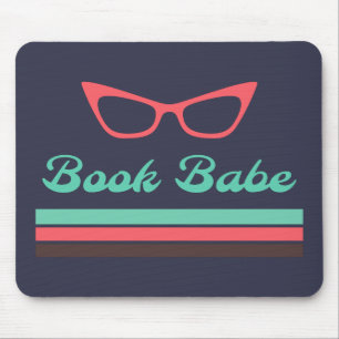 Babe mit katzenaugen Brillen und farbigen Bars buc Mousepad