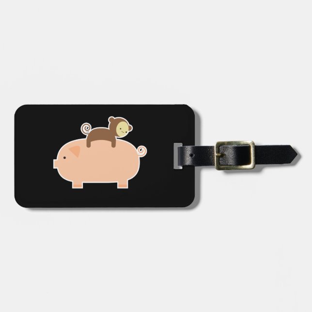 Baby-Affe, der rückwärts auf ein Schwein fährt Gepäckanhänger (Vorderseite horizontal)