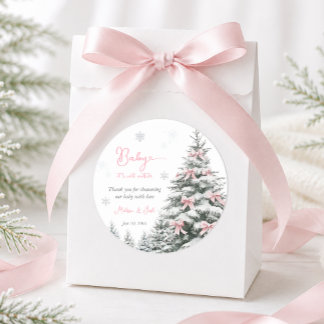 Baby-Baby-Shower im Winter mit rosa Schleife Es is Runder Aufkleber