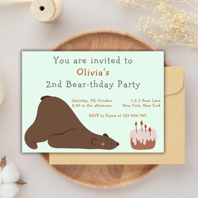 Baby Bear Bear Thday Party Einladung (Bearthday Party Invitation with sleepy bear and a birthday cake. pastel color.)