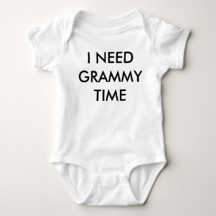 Baby   benötigt Grammy Strampler