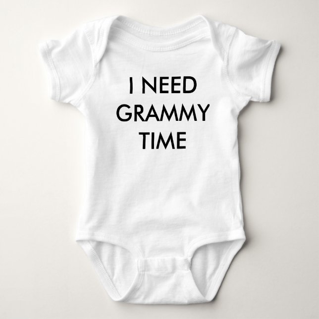 Baby   benötigt Grammy Strampler (Vorderseite)