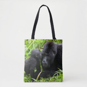 Baby-Berggorilla küsst Silberrücken-Gorilla