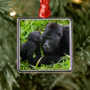 Baby-Berggorilla küsst Silberrücken-Gorilla Ornament Aus Metall