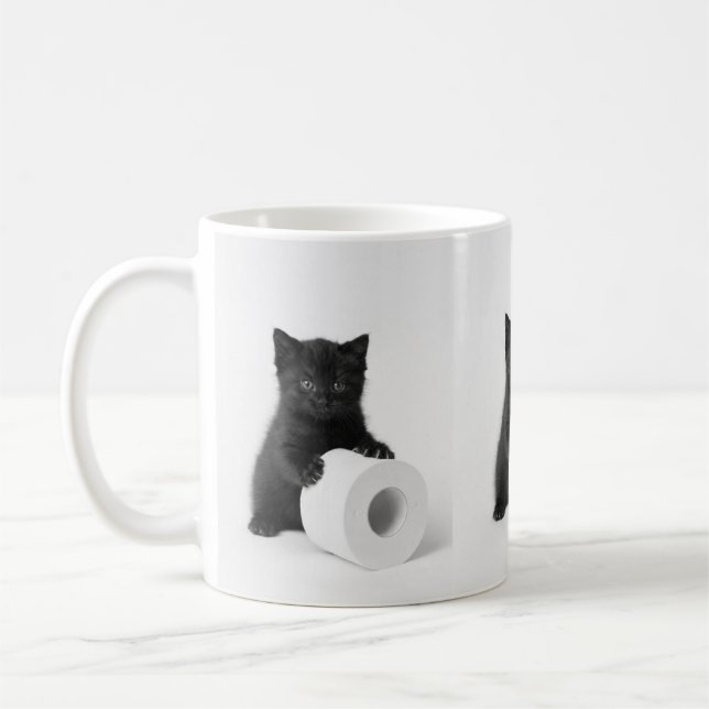 Baby Black Kitten Guarding Toilet Paper Roll On Kaffeetasse (Links)