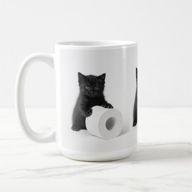 Baby Black Kitten Guarding Toilet Paper Roll On Kaffeetasse (Links)