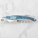 Baby Blue Imitats Glitzer Glitzern Monogram Kellnermesser<br><div class="desc">Blauer Baby-Glitzern-Monogram-Name Initialen Bottle Opener. Waiter's Korkenzieher Bar Tool mit schönen gürtnisch glamourösen hellblauen glänzenden Glitzer Glitzern. Foto der blauen Glitzern,  nicht der eigentliche Glitzer!</div>