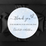 Baby Blue Silver Herz danke Ihnen Hochzeit Runder Aufkleber<br><div class="desc">Ein hellblauer Himmel als Hintergrund,  mit Imitaten verziert silbernen Glitzer. Mit dem Text: Vielen Dank,  dass Sie unseren besonderen Tag mit einem kleinen Herzen teilen. Personalisieren Sie Ihre Namen und fügen Sie sie hinzu.</div>