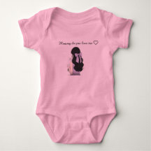 Baby-Body mit Aufdruck darauf.