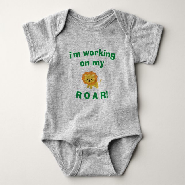 Baby Bodysuit - Ich arbeite an meinem ROAR! Baby Strampler (Vorderseite)