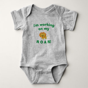 Baby Bodysuit - Ich arbeite an meinem ROAR! Strampler