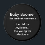 Baby Boomer Magnet - Runde<br><div class="desc">Witzige Erinnerung,  dass wir zu jung sind,  um alt zu werden!</div>