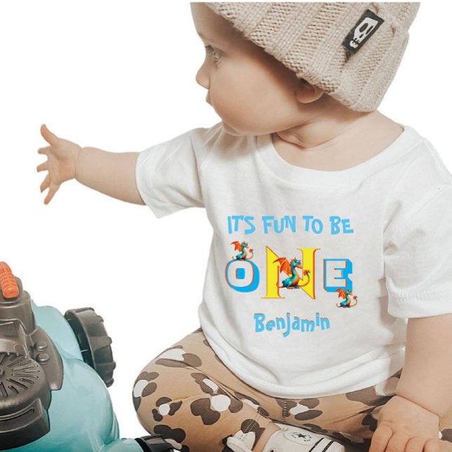 Baby Boy Name One Dinosaurier Niedlich Baby T-shirt (Von Creator hochgeladen)