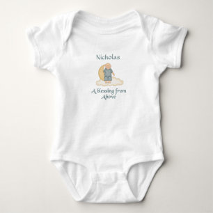 Baby Boy sitzt auf dem Mond mit einem Segen von ob Strampler