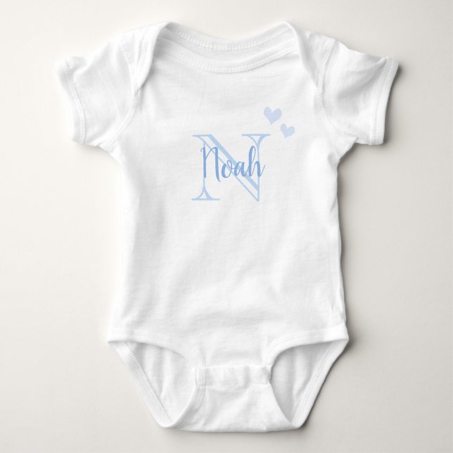 Baby Boy Vorname Blue Monogram Heart Strampler (Vorderseite)