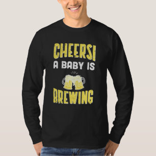 Baby brütet lustige Schwangerschaftsankündigung T-Shirt