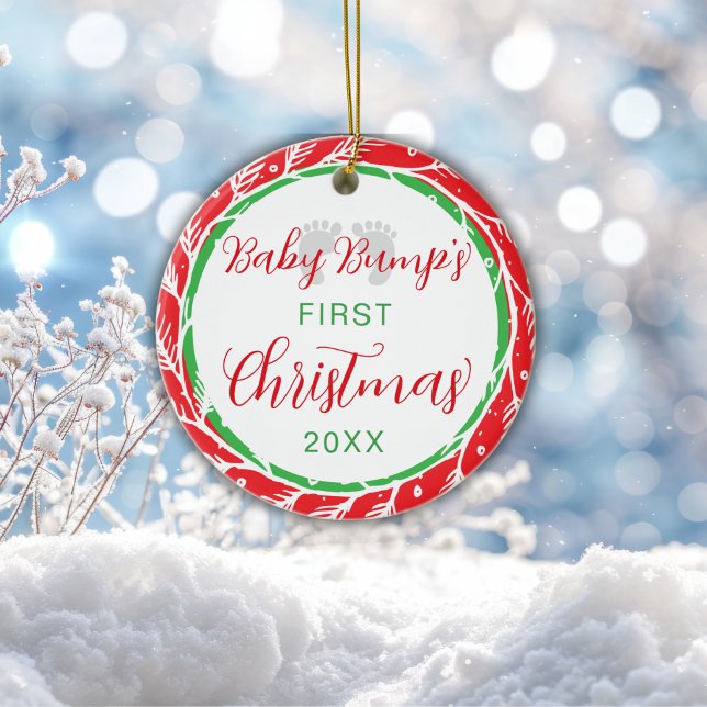 Baby Bump's First Christmas Red Green Keramik Ornament (Von Creator hochgeladen)