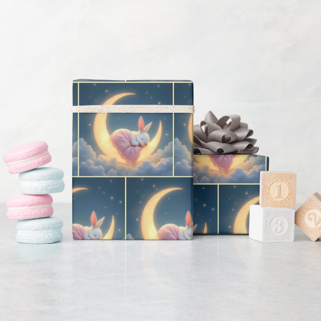 Baby Bunny schläft auf Crescent Moon Geschenkpapier (Babyparty)