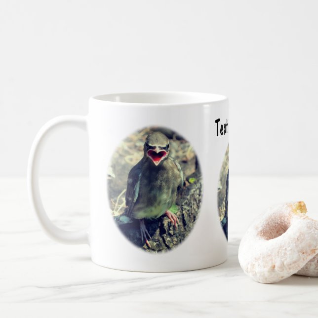 Baby Cedar Waxwing Bird Personalisierte Natur Kaffeetasse (Mit Donut)