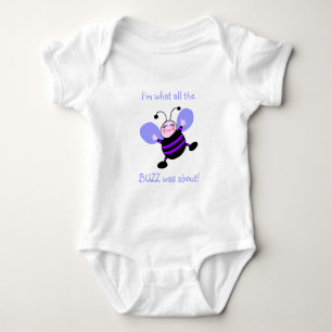 Baby Debut Ich bin, was das ganze BUZZ war über Ni Strampler