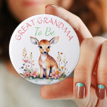 Baby Deer in Blume | Großes Grandma Baby Dusche Button<br><div class="desc">Ein süßes kleines Hirsch umgeben von rosa Blume Aquarellbilder. Großes Oma,  um die Taste für die Babydusche eines Mädchens zu sein.</div>