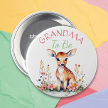 Baby Deer in Blume | Oma to Be Baby Shooter Button<br><div class="desc">Ein süßes kleines Hirsch umgeben von rosa Blume Aquarellbilder. Oma für die Dusche eines Mädchens.</div>