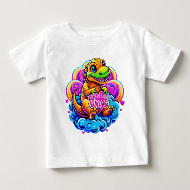 Baby Dino umarmt ein Herzkissen auf einer Wolke T-shirt (Vorderseite)