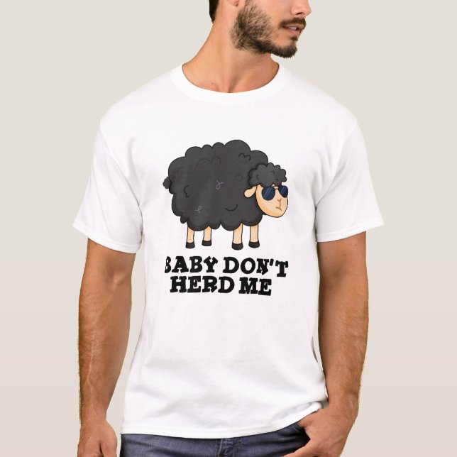 Baby Don't Herd Me Funny Black Sheep Pun T-Shirt (Vorderseite)