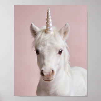 Baby Einhorn Portrait – Magische Kinderzimmer Wand Poster