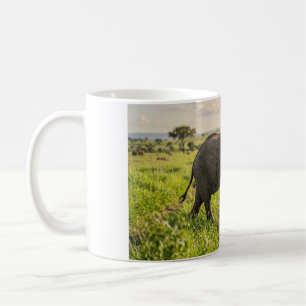 Baby-Elefant, der durch Gras läuft, Kaffeetasse