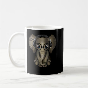 Baby Elephant DJ Tragen von Kopfhörern und Glasges Kaffeetasse