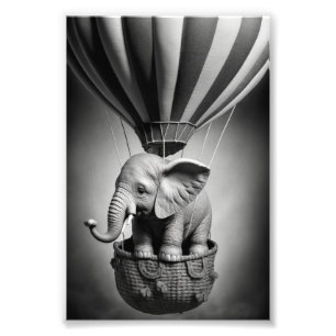 Baby Elephant in einem Heißluftballon Fotodruck