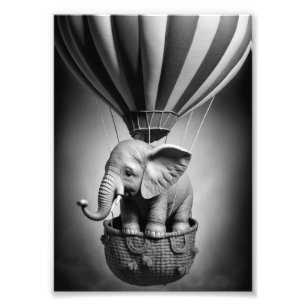 Baby Elephant in einem Heißluftballon Fotodruck