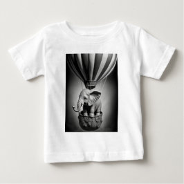 Baby Elephant in einem Heißluftballon T-shirt