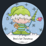 Baby Elf - Personalisiert !st Christmas Runder Aufkleber<br><div class="desc">Niedliche kleine Babyelf steht im Schnee mit einem Teddybär und einem Weihnachtsbaumschirm. Farben der Blues und der Grüntöne. Ideal zum ersten Weihnachten oder für jeden kleinen Jungen,  der Weihnachten feiert. Originelles Design von Christie Black von Kreationen aus dem Herzen.</div>