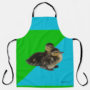 Baby-Enten 1 auf grünem Gras und blauem Himmel Schürze