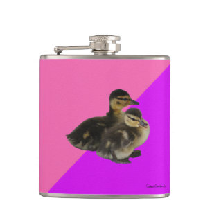 Baby-Enten auf rosa Himbeere und violetter Sorbet Flachmann